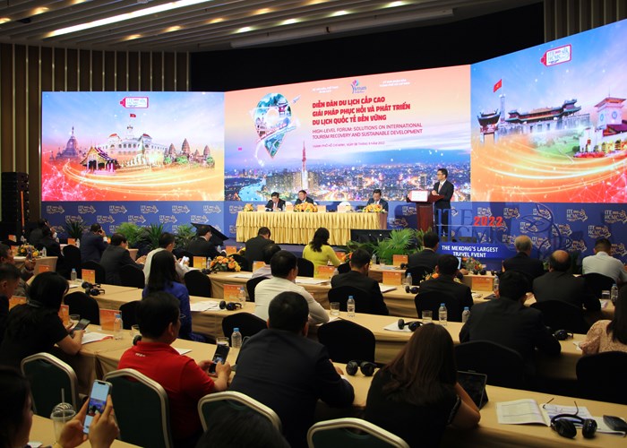 Bộ trưởng Nguyễn Văn Hùng: “Tư duy lại, hành động mới” để phát triển bền vững thị trường khách du lịch quốc tế - Anh 1