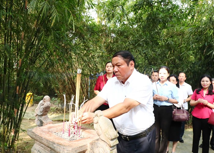 Bộ trưởng Nguyễn Văn Hùng thăm các di tích cách mạng trên địa bàn tỉnh Tuyên Quang - Anh 1