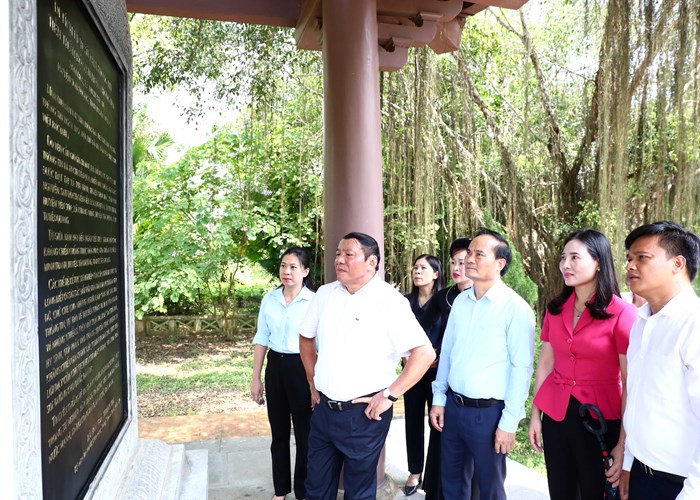 Bộ trưởng Nguyễn Văn Hùng thăm các di tích cách mạng trên địa bàn tỉnh Tuyên Quang - Anh 10