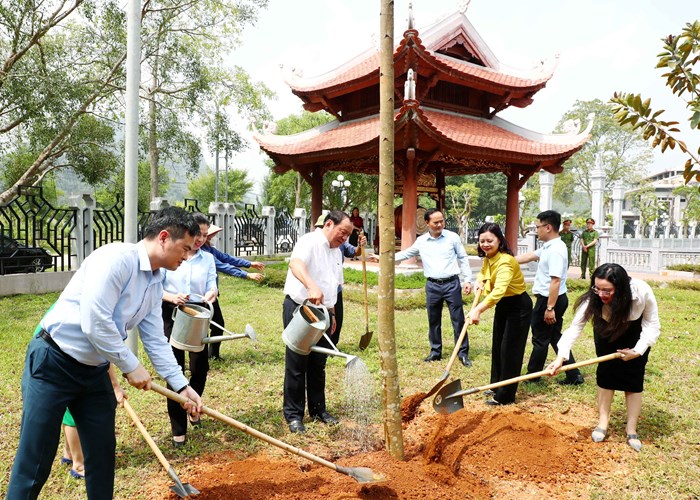 Bộ trưởng Nguyễn Văn Hùng thăm các di tích cách mạng trên địa bàn tỉnh Tuyên Quang - Anh 9