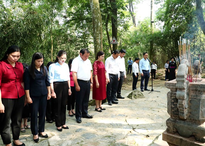 Bộ trưởng Nguyễn Văn Hùng thăm các di tích cách mạng trên địa bàn tỉnh Tuyên Quang - Anh 2