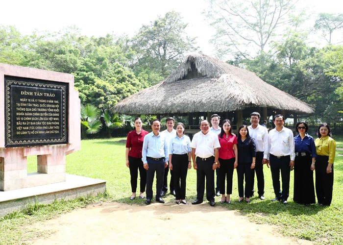 Bộ trưởng Nguyễn Văn Hùng thăm các di tích cách mạng trên địa bàn tỉnh Tuyên Quang - Anh 7