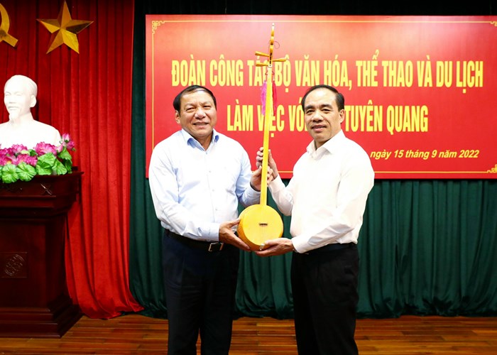 Bộ trưởng Nguyễn Văn Hùng:  “Chấn hưng và phát triển văn hóa tỉnh Tuyên Quang trong thời kỳ mới” - Anh 4