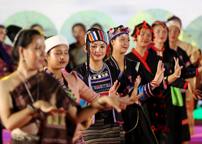Tăng cường tình đoàn kết hữu nghị đặc biệt, tôn vinh bản sắc văn hoá dân tộc Việt - Lào - Anh 8