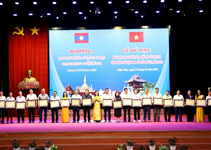 Bế mạc Ngày hội giao lưu VHTTDL các dân tộc vùng biên giới Việt Nam - Lào - Anh 5