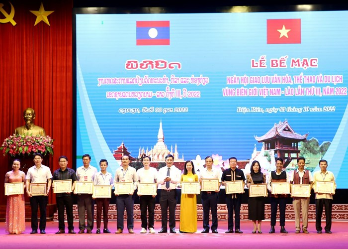 Bế mạc Ngày hội giao lưu VHTTDL các dân tộc vùng biên giới Việt Nam - Lào - Anh 8