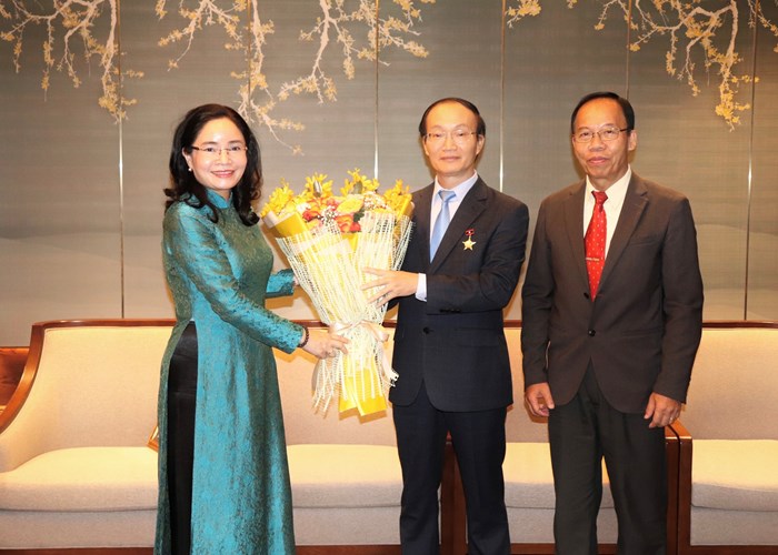 Nguyên Phó Cục trưởng Cục Hợp tác quốc tế Lê Ngọc Định nhận Huân chương Lao động Lào - Anh 2