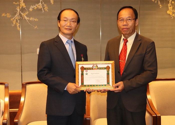 Nguyên Phó Cục trưởng Cục Hợp tác quốc tế Lê Ngọc Định nhận Huân chương Lao động Lào - Anh 1