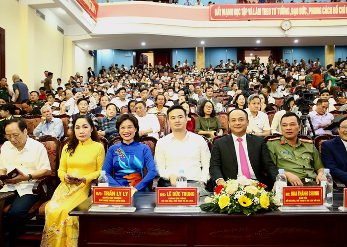 Bộ trưởng Nguyễn Văn Hùng: Việc tổ chức Liên hoan Chèo toàn quốc là minh chứng cụ thể triển khai Nghị quyết của Đảng về chấn hưng và phát triển văn hoá, con người VN - Anh 9