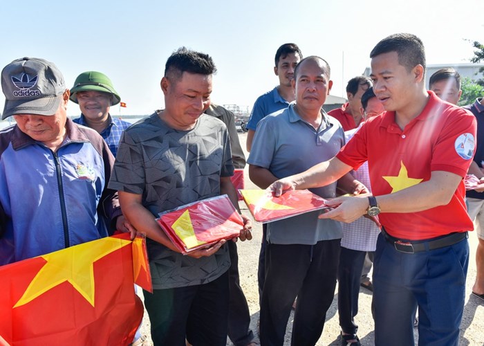 Trao 10.000 lá cờ Tổ quốc cho ngư dân Thanh Hóa - Anh 2