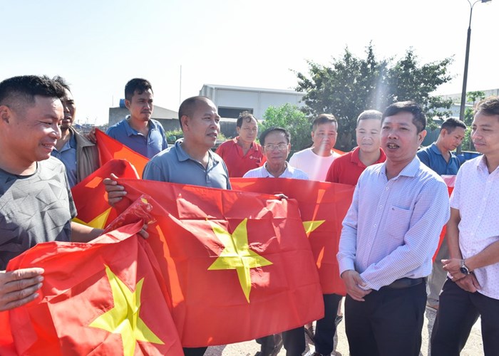 Trao 10.000 lá cờ Tổ quốc cho ngư dân Thanh Hóa - Anh 3