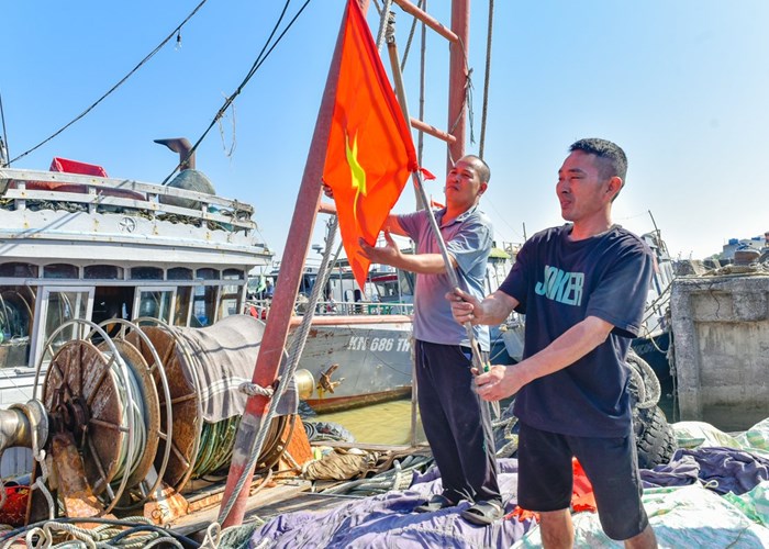 Trao 10.000 lá cờ Tổ quốc cho ngư dân Thanh Hóa - Anh 1