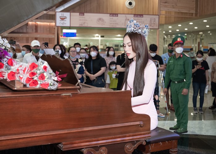 Hoa hậu Mai Phương vừa đàn vừa hát tặng y bác sĩ nữ nhân ngày 20.10 - Anh 1