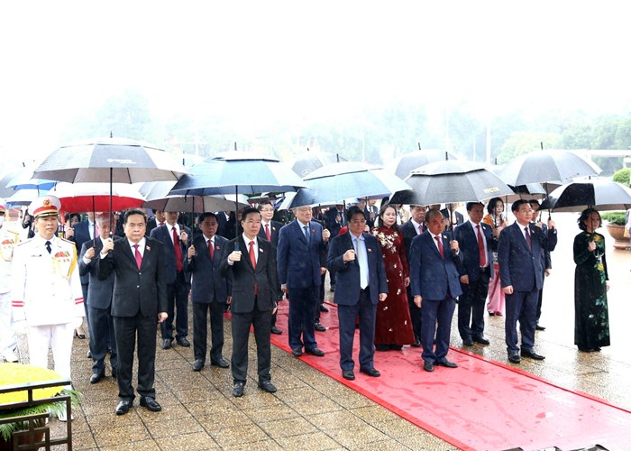 Các đại biểu Quốc hội vào Lăng viếng Chủ tịch Hồ Chí Minh - Anh 2