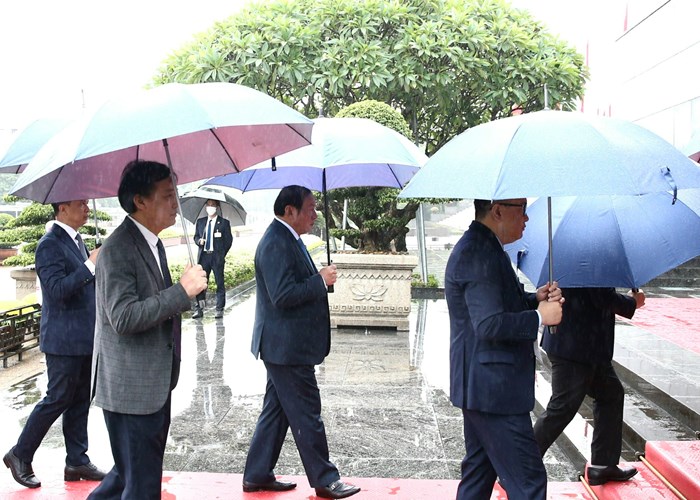 Các đại biểu Quốc hội vào Lăng viếng Chủ tịch Hồ Chí Minh - Anh 5