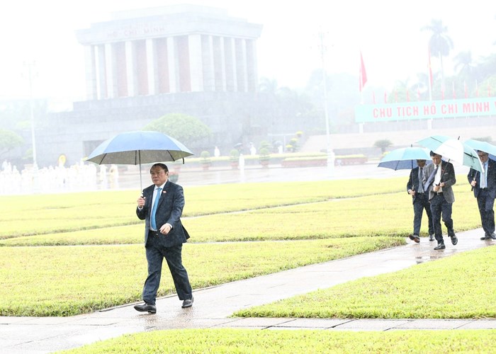 Các đại biểu Quốc hội vào Lăng viếng Chủ tịch Hồ Chí Minh - Anh 4