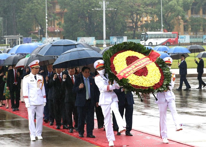 Các đại biểu Quốc hội vào Lăng viếng Chủ tịch Hồ Chí Minh - Anh 3