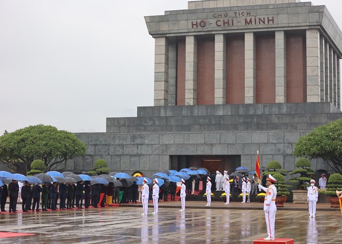 Các đại biểu Quốc hội vào Lăng viếng Chủ tịch Hồ Chí Minh - Anh 1