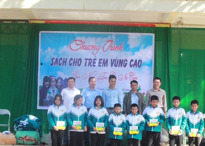 Trao sách, áo ấm đồng phục  cho học sinh nghèo dân tộc Thái ở xứ Thanh - Anh 1