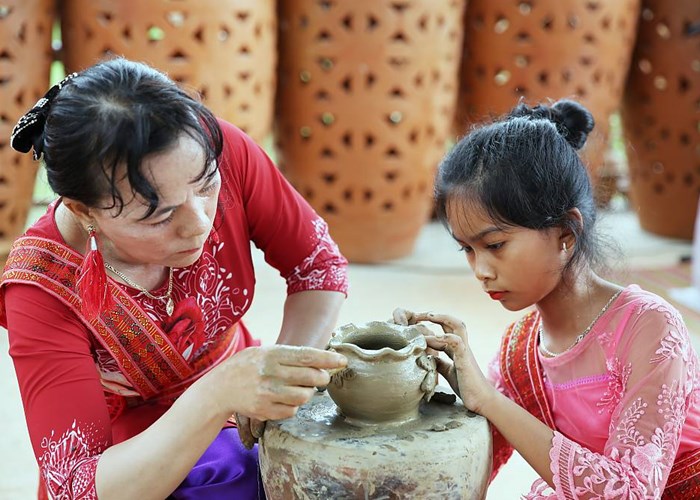 Nghệ thuật làm gốm của người Chăm được UNESCO ghi danh vào Danh sách di sản văn hóa phi vật thể cần bảo vệ khẩn cấp - Anh 6