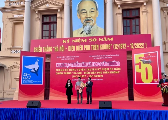 Trao giải và khai mạc triển lãm tranh cổ động kỷ niệm 50 năm Chiến thắng Hà Nội - Điện Biên Phủ trên không - Anh 4