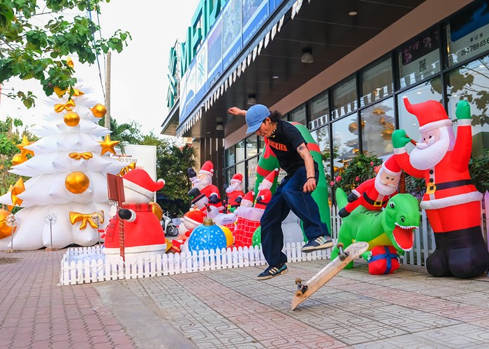 Cây thông “khổng lồ” độc lạ tại CBD Thủ Đức: Điểm check-in “hot” của giới trẻ - Anh 5