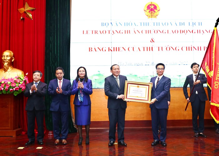 Bộ VHTTDL, Bộ trưởng Nguyễn Văn Hùng trang trọng đón nhận Huân chương Lao động Hạng Ba - Anh 1
