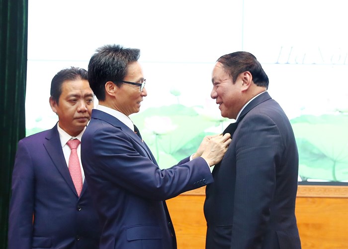 Bộ VHTTDL, Bộ trưởng Nguyễn Văn Hùng trang trọng đón nhận Huân chương Lao động Hạng Ba - Anh 3