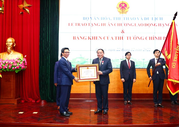 Bộ VHTTDL, Bộ trưởng Nguyễn Văn Hùng trang trọng đón nhận Huân chương Lao động Hạng Ba - Anh 5