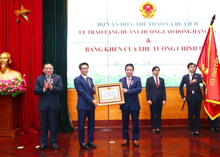 Bộ VHTTDL, Bộ trưởng Nguyễn Văn Hùng trang trọng đón nhận Huân chương Lao động Hạng Ba - Anh 6