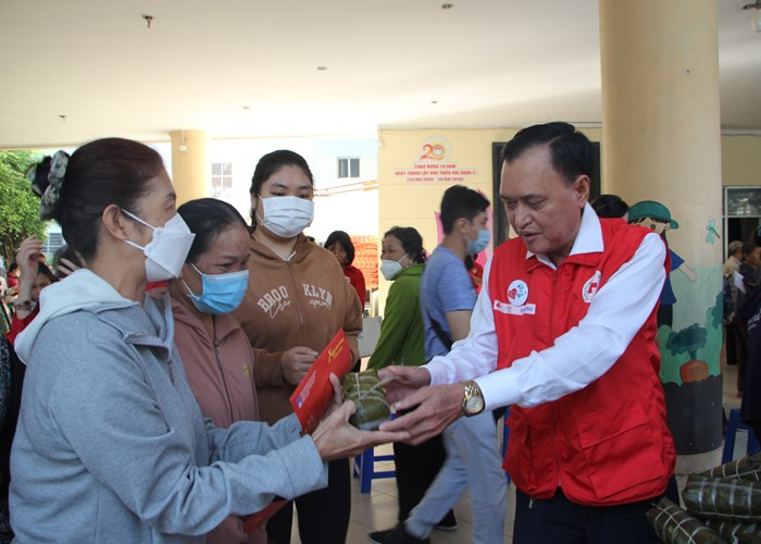 TP.HCM: Trao 880 phần quà cho người dân hoàn cảnh khó khăn dịp Tết - Anh 2