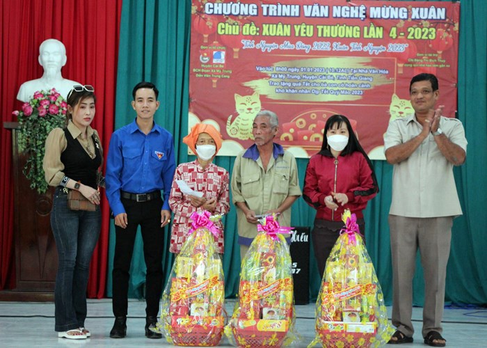 Nghệ sĩ vận động kinh phí trao quà Tết đến người nghèo ở Tiền Giang và Bến Tre - Anh 1