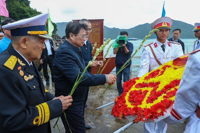 Thủ tướng dâng hương và thả hoa tại Di tích lịch sử Bến tàu Không số Vũng Rô - Anh 3