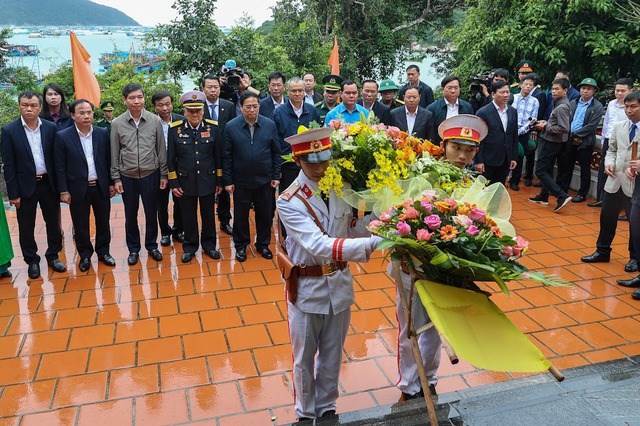 Thủ tướng dâng hương và thả hoa tại Di tích lịch sử Bến tàu Không số Vũng Rô - Anh 1