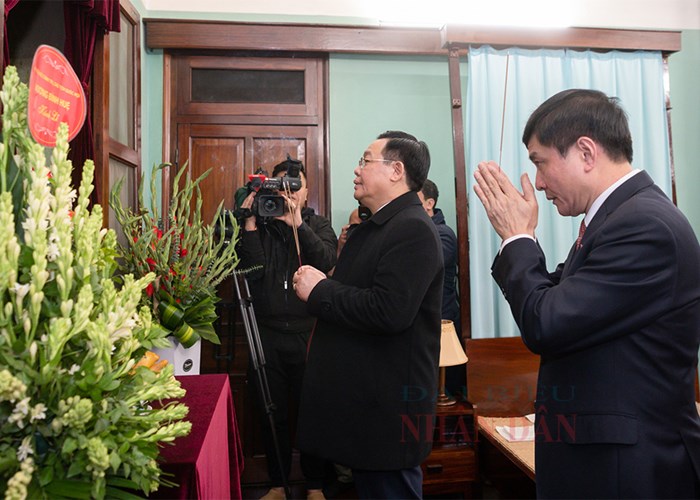Tổng Bí thư, Chủ tịch Quốc hội dâng hương tưởng niệm Chủ tịch Hồ Chí Minh - Anh 3