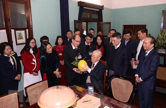 Tổng Bí thư, Chủ tịch Quốc hội dâng hương tưởng niệm Chủ tịch Hồ Chí Minh - Anh 2