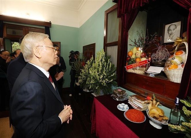 Tổng Bí thư, Chủ tịch Quốc hội dâng hương tưởng niệm Chủ tịch Hồ Chí Minh - Anh 1