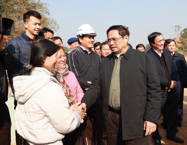 Thủ tướng kiểm tra, đôn đốc dự án cao tốc Tuyên Quang-Phú Thọ, chúc Tết công nhân và người dân khu tái định cư - Anh 3
