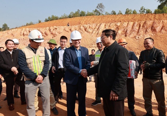 Thủ tướng kiểm tra, đôn đốc dự án cao tốc Tuyên Quang-Phú Thọ, chúc Tết công nhân và người dân khu tái định cư - Anh 2