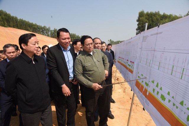 Thủ tướng kiểm tra, đôn đốc dự án cao tốc Tuyên Quang-Phú Thọ, chúc Tết công nhân và người dân khu tái định cư - Anh 1