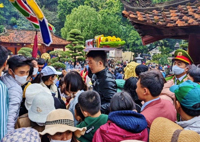 Hàng ngàn du khách đổ về Chùa Hương ngày khai hội - Anh 5