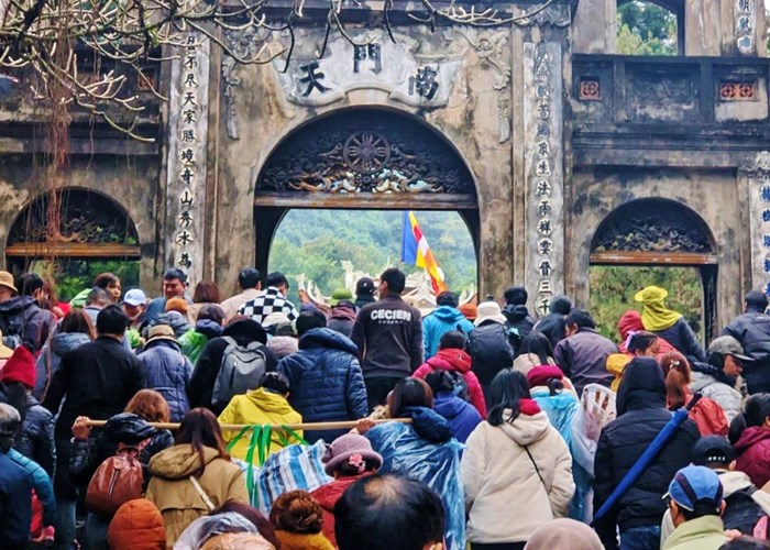 Hàng ngàn du khách đổ về Chùa Hương ngày khai hội - Anh 6