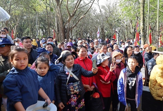 Thanh Hoá: Hàng nghìn du khách đổ về đền Nưa – Am Tiên ngày khai hội - Anh 1