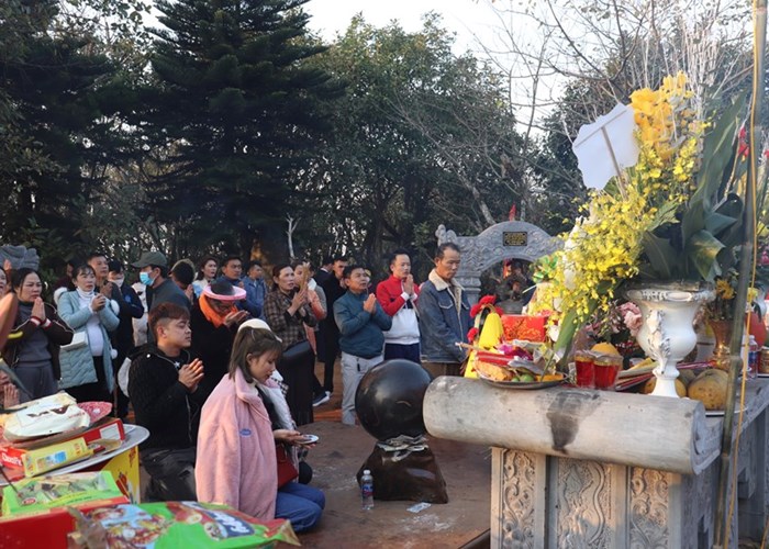 Thanh Hoá: Hàng nghìn du khách đổ về đền Nưa – Am Tiên ngày khai hội - Anh 2