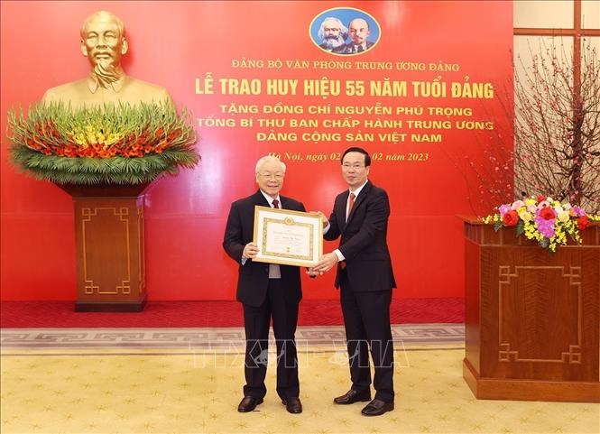 Lễ trao Huy hiệu 55 năm tuổi Đảng tặng Tổng Bí thư Nguyễn Phú Trọng - Anh 1