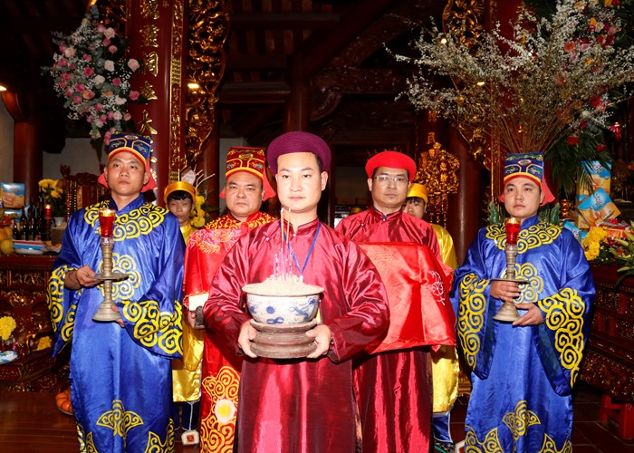 Hàng ngàn người đội mưa dự lễ khai ấn đền Trần ở Thanh Hoá - Anh 3