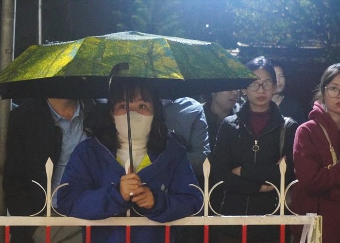 Hàng ngàn người đội mưa dự lễ khai ấn đền Trần ở Thanh Hoá - Anh 1