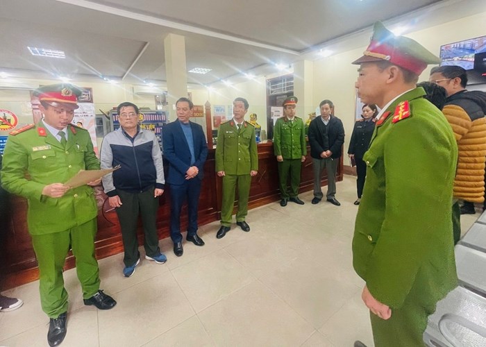 Giám đốc, Phó giám đốc và một số cán bộ Trung tâm đăng kiểm xe cơ giới tỉnh Nghệ An bị bắt vì nhận hối lộ - Anh 1