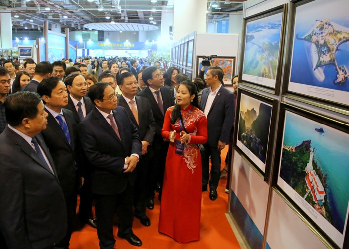 Thủ tướng tham quan Triển lãm ảnh nghệ thuật về vùng đồng bằng sông Hồng - Anh 2