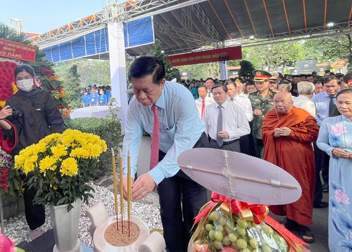 Dâng hương, dâng hoa tưởng niệm đồng chí Huỳnh Tấn Phát tại TP.HCM - Anh 2